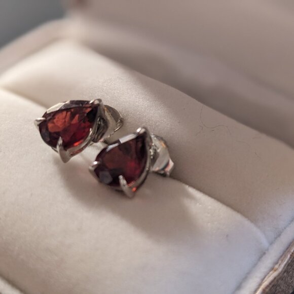 Gorgeous Pear Shaped Garnet Earring and Necklace set in Sterling Silver - Picture 4 of 15
